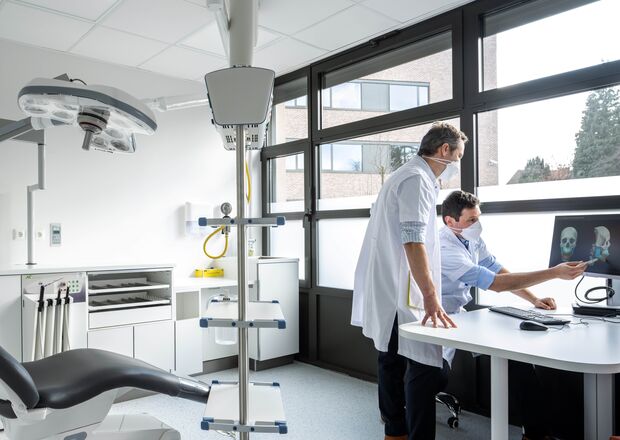 Dr. Falter en dr. Henquet bespreken diagnose.