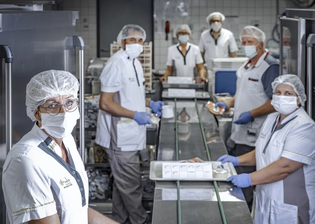 distributiekeuken maaltijden op dienbladen