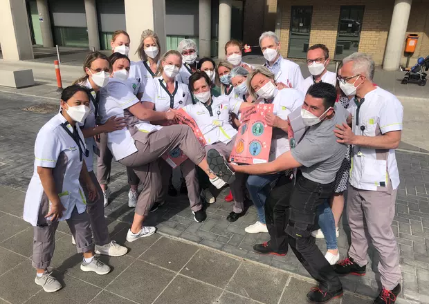 Collega wordt opgevangen nav Week van de valpreventie