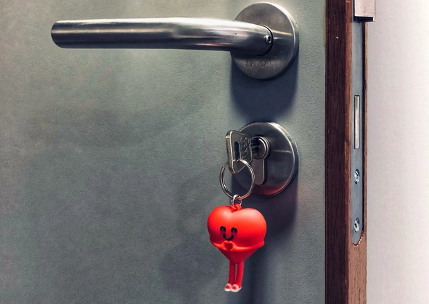Sleutelhanger hartje hangt aan deur 