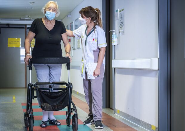 Patiënt op gang SP-revalidatie aan het oefenen met verpleegkundige
