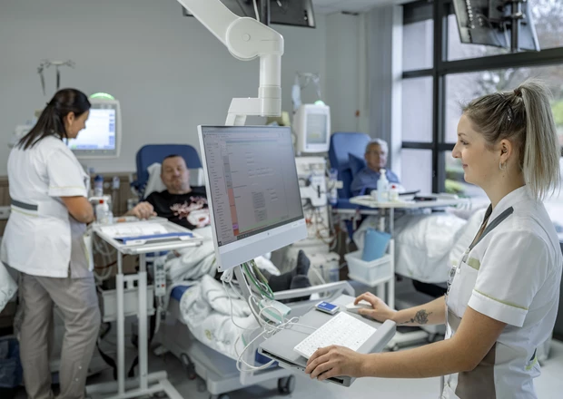 Dialysecentrum verpleegkundige aan pc