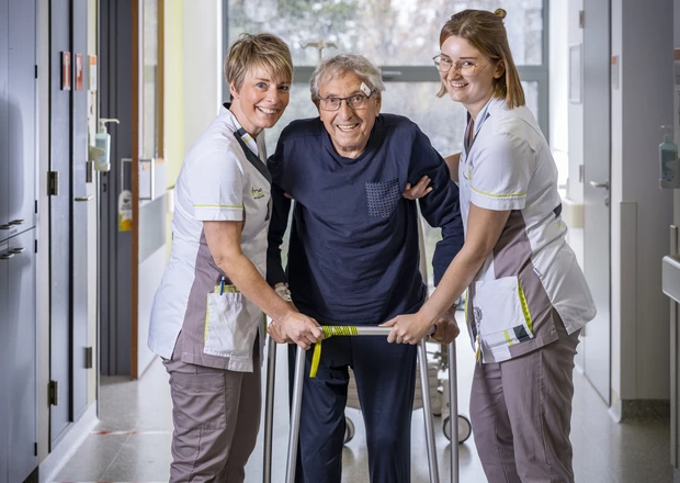 Ergotherapeuten met patient in gang