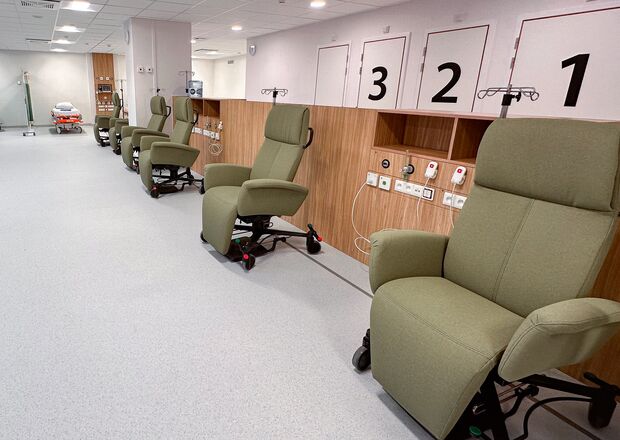Zicht op recoverylounge met zetels in hyperambulant dagziekenhuis