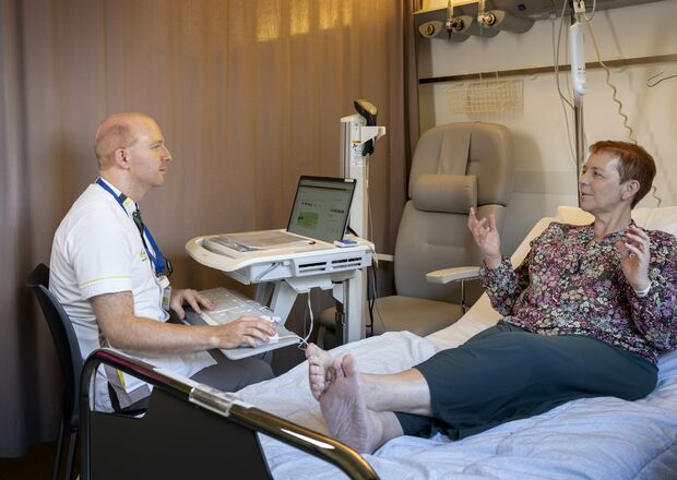 verpleegkundige_aan_bed_patient