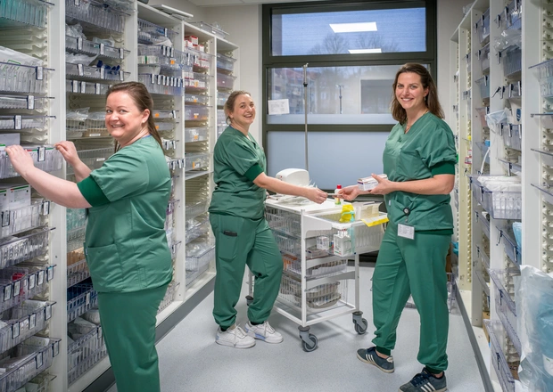 medewerkers hoofd-halscentrum materiaalvoorraad stock