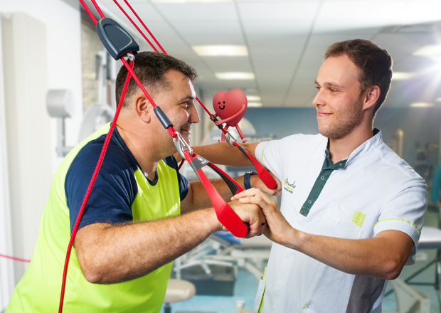 kinesist met patiënt in ambulante revalidatie