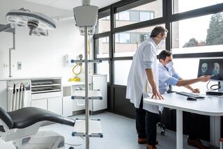 Dr. Falter en dr. Henquet bespreken diagnose. 