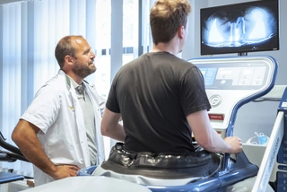 oefeningen op toestel met revalidatiearts