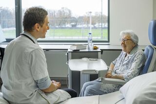 dr de smet met patient